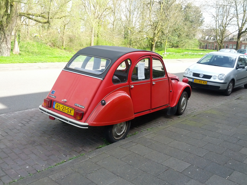 Illustration for article titled Two Citroën 2CVs in one street